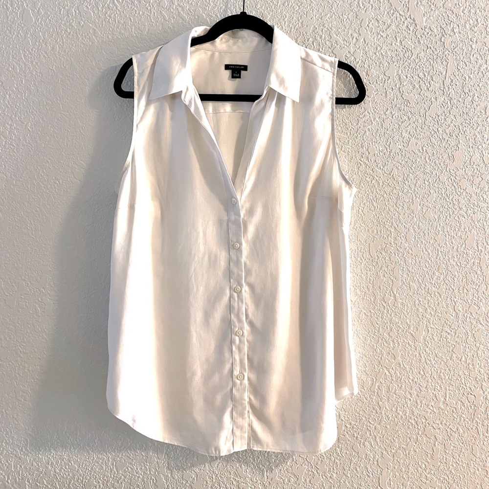 Ann Taylor Sleeveless Button Up Blouse. Size L